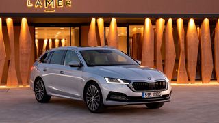 Der Skoda Octavia ist weiterhin das zentrale Modell der Tschechen und ist inzwischen in zwölf verschiedenen Antriebsvarianten erhältlich – vom Verbrenner bis zum Hybrid-Modell. (Bild: Skoda)