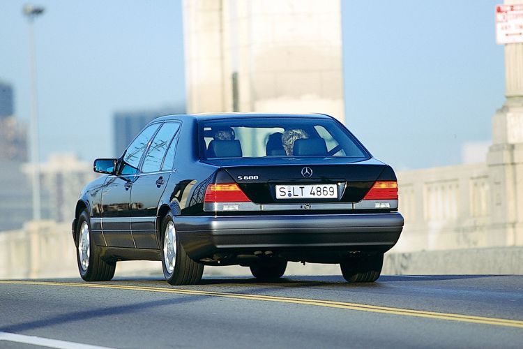 Dürften die meisten Zeitgenossen nur von hinten gesehen haben: S600 der Baureihe W140 mit Zwölfzylinder-Aggregat. (Foto: Daimler)