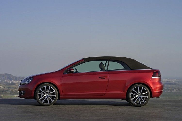 Auch mit geschlossenem Dach sieht das Golf Cabriolet gut aus. (Foto: VW)