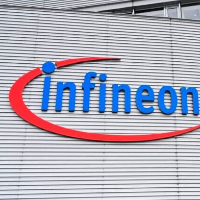 Der Neubiberger Halbleiterspezialist Infineon blickt auf das dritte Quartal 2025. Verglichen mit dem gleichen Zeitraum 2024 sackte der Gewinn kräftig ab. Das hindert das Unternehmen aber nicht daran, seine Prognose für die Zukunft anzuheben ... (Bild: Infineon)