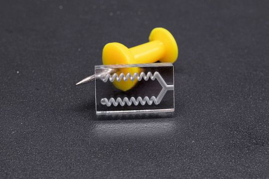 BMF Clear ermöglicht die skalierbare Herstellung von mikrofluidischen Bauelementen, Mikrolinsen und integrierten optischen Schnittstellen.(Bild:  Boston Micro Fabrication)