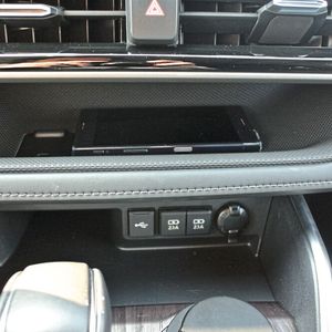 Für das Mobiltelefon oder für Geldbeutel gibt es ein praktisches Fach über der Mittelkonsole.(Bild:  Sven Prawitz)