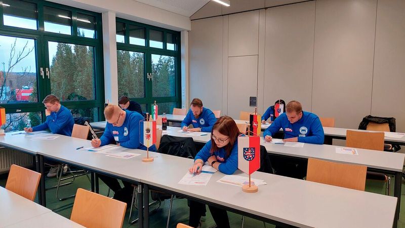 Der Start in den Wettbewerb erfolgte bei den Automobilkaufleuten mit einer schriftlichen Aufgabe zum Thema „Service rund um den Reifen“. (Bild: Weinschenk - VCG)