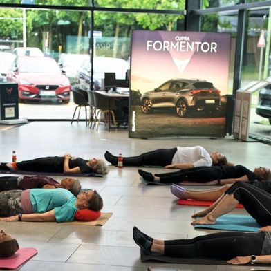 Im Angesicht des Formentor: Yoga-Stunde im Autohaus Bellendorf. (Bild: Autohaus Bellendorf)