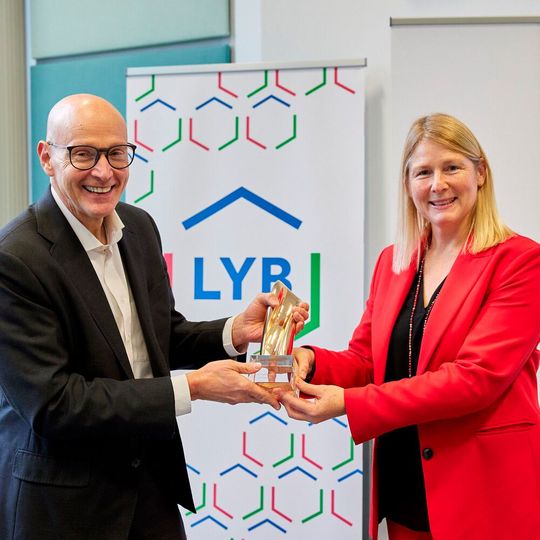 Auf der Preisverleihung am 8. Dezember 2023 in Wesseling hat die 1. VAA-Vorsitzende Dr. Birgit Schwab den Deutschen Chemie-Preis an den Standortleiter Wesseling/Knapsack bei Lyondell Basell Tassilo Bader überreicht.(Bild:  Maria Schulz/ VAA)