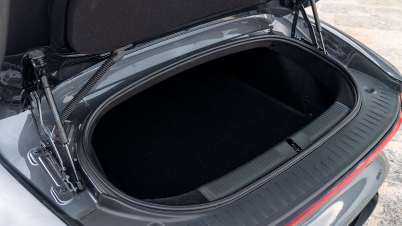 Egal ob das Verdeck versenkt oder aufgestellt ist, das Gepäckvolumen leidet darunter nicht. In beiden Fällen sind es 249 Liter. (Bild: MG)