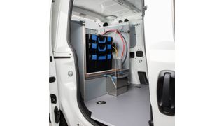 Zusätzliches Transportgut wird sicher verzurrt und der Laderaum ist optimal genutzt. (Sortimo)