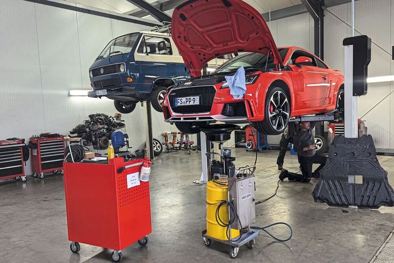 Entsprechend kümmern sich in der Werkstatt die Mechaniker bzw. Mechatroniker sowohl um neue, wie auch um alte Fahrzeuge. (Bild: Dominsky – VCG)