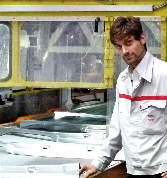 Projektplaner Christoph Schneider ist für die Ingolstädter Pressenstraße verantwortlich: „Mit der umgerüsteten Pressenstraße können wir die Teile noch genauer und schneller fertigen als früher.“ Bild: Kuhn (Archiv: Vogel Business Media)