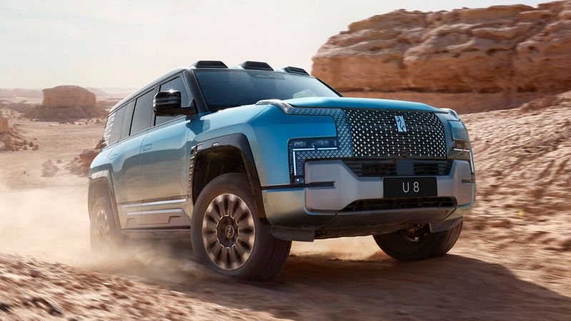 Trotz eines Leergewichts von 3,5 Tonnen kann sich der gut abgedichtete Yangwang „U8“ eine halbe Stunde lang über Wasser halten.(Bild:  BYD)