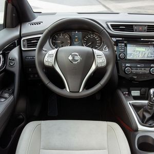...die Innenausstattung mit hellgrauen Alcantara-Ledersitzen...(Foto:  Nissan)