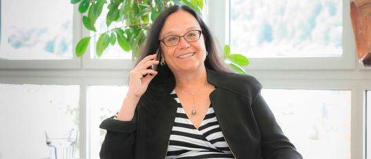 Bettina Schall, die Geschäftsführerin des Messemachers P. E. Schall, hatte in der letzten Zeit stets ein Ohr für Aussteller und Besucher. Deshalb hat sie jetzt mit ihrem Team entschieden, dass die bisher jährlich angebotenen Messen Motek und Bondexpo nur noch alle zwei Jahre laufen ...(Bild:  P. E. Schall)