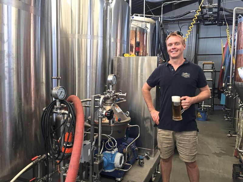 Karl Veiss, Eigentümer von Jindabyne Brewing, vor der neuen Zentrifuge Brew 20.  (Alfa Laval)