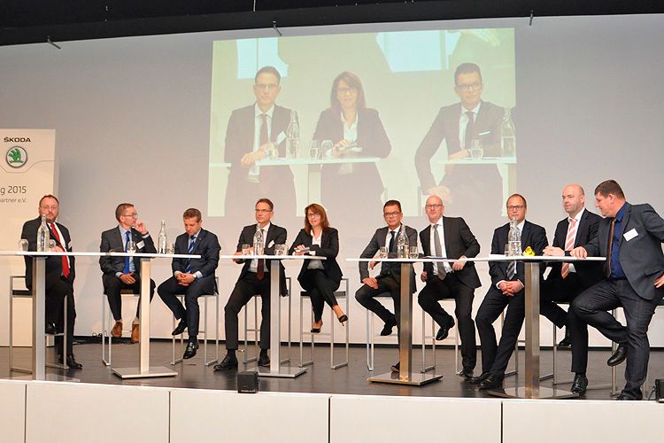 In einer Podiumsdiskussion des Verbandsvorstands mit den Vertretern des Importeurs wurden zahlreiche Fragen des Publikums beantwortet. (Foto: Grimm)