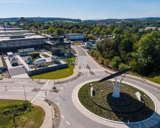 Anhand des Energieflusses von der Gewinnung über die Wandlung, Speicherung und Verteilung bis hin zum optimierten Energieeinsatz zeigt der Park, wie die All Electric Society Wirklichkeit werden kann. Dabei veranschaulichen reale Applikationen, wie Sektorenkopplung funktioniert und welche Technologien diese ermöglichen. (Bild:  Phoenix Contact)