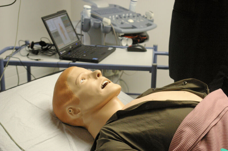 Monsieur Müller, mannequin particulièrement sophistiqué utilisé par l'Academy for Medical Training and Simulation de Lucerne. Il respire, saigne, transpire, pleure et cligne des yeux. (Image: MSM - JR Gonthier)