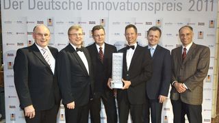 V.l.n.r. Herman Stahl (Bereichsleiter, Freudenberg Stanz- und Umformtechnik),  Dr. Martin Stark (Mitglied der Unternehmensleitung, Freudenberg ), Klaus Kärcher (Projektleiter, Freudenberg Stanz- und Umformtechnik), Dr. Arman Barimani (Mitglied der Geschäftsleitung, Freudenberg Dichtungs- und Schwingungstechnik), Peter Kaupp (Leiter BranchenManagement und Fertigungskonzepte, Trumpf Laser- und Systemtechnik) , Mathias Bihler (Geschäftsführender Gesellschafter, Otto Bihler Maschinenfabrik)  (Bild: Stefan Obermeier)