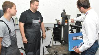 Auch Warnhinweise an Maschinen sind Bestandteil der Schulungen zum Thema Arbeitssicherheit und Gefahrstoffmanagement von Liqui Moly. (Foto: Dominsky)