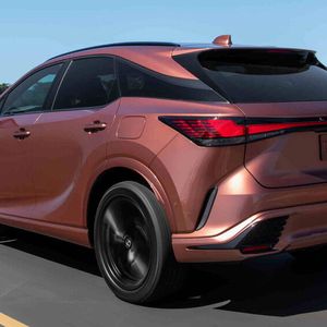 Bis zu 21-Zoll-große Räder kann der neue Lexus RX unter sein Fahrwerk schnallen.(Bild:  Lexus)