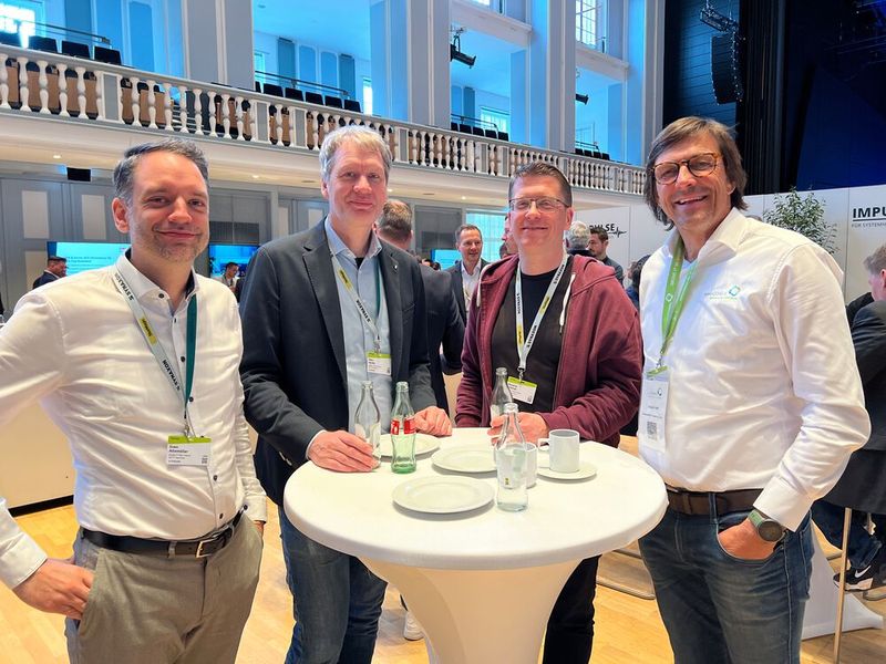 Synaxon-Partner im Austausch (v.l.): Sven Altemöller, Mark Hanke und Hendrik Schmidt (Enodia IT Systemhaus, und Jürgen Veit (WindCORES) (Bild: Valentin Diehl)