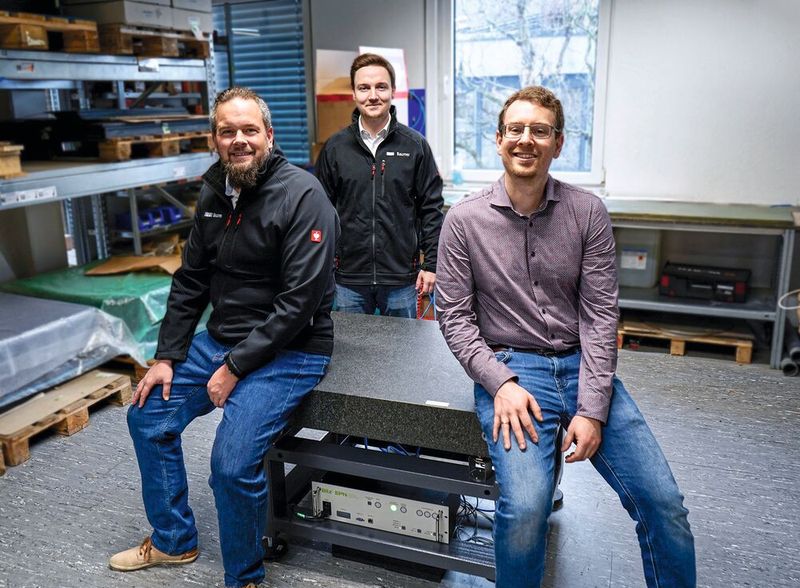 Gemeinsam haben sie die kontaktfreie Abstandsmessung für das neue Bilz System zur Schwingungsisolation ermöglicht: David Brenk (rechts) und die Baumer Sensorexperten Hansgeorg Haffelt (links) und Toni Schnorr (Mitte). (Bild: Baumer)