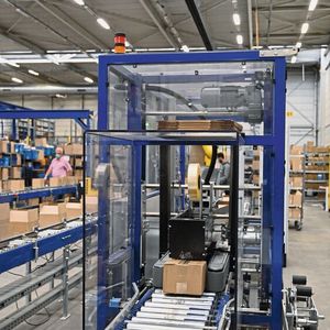 Bereit für die Etikettierung: Die verschlossenen Verpackungen kommen aus einem Kartonverschließer CS-1000 Random.(Bild:  Lantech)