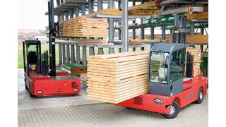 Die niedere Plattform des Seitenstaplers erlaubt eine optimale Nutzung der unteren Regalebene sowie bequemes Ein- und Aussteigen (Archiv: Vogel Business Media)