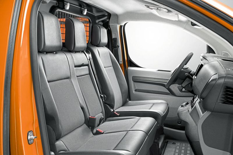 Der Trapo wird künftig auch mit einigen aus dem Pkw-Bereich bekannten Features wie Head-up-Display, Panorama-Rückfahrkamera, Frontkollisionswarner oder Geschwindigkeits-Assistent bestellbar sein. (Bild: Opel)