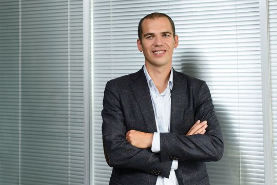 Der Autor Dmitry Parilov zeigt, Managing Director of Data Products bei Dxfeed, ein Tochtergesellschaft von Devexperts, welche Vorteile Trader und Analysten durch AR-Unterstützung haben.(Bild:  Devexperts)