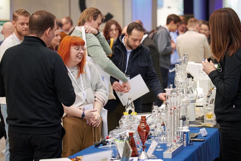 At the end of the day, visitors had gathered many impressions, catalogs, and — of course – giveaways.    For more information about upcoming LAB-SUPPLY trade fairs, visit www.lab-supply.info (Bild: Eye Am Chris)