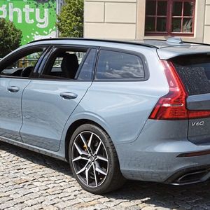 Einparkmanöver und das Rangieren auf engem Raum unterstützt der Park Assist Pilot. Das System ermöglicht nicht nur das Einparken in parallel zur Fahrbahn liegende Parklücken, sondern steuert den V60 auch rückwärts in Parkbuchten und aus Längsparklücken auch wieder hinaus. (Bild:  Dominsky / »kfz-betrieb«)