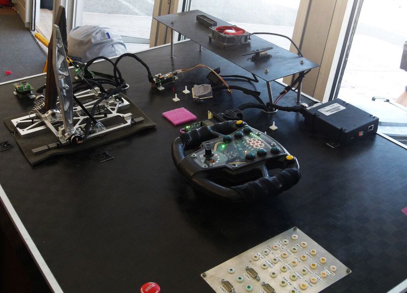 Prüfstand: Auf dem mit RS-Unterstützung entwickelten Prüfstand wird die Fahrzeugelektronik des Karslruher Instituts für Technologie intensiv getestet. (Bild: RS Components)