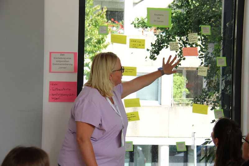 Auch am Fenster, wenn das Flipchart fehlte. (Bild:  Katharina Schlickmann)