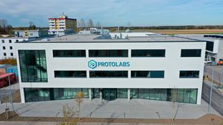 Hier blickt man auf das bestens ausgerüstete europäische 3D-Druck-Zentrum von Protolabs in Putzbrunn bei München. Das Unternehmen, das seine Ursprünge in den USA hat, darf sich jetzt über 25 Jahre erfolgreiche Arbeit freuen. Hier gewährt man einen kleinen Rückblick. (Bild: Protolabs)