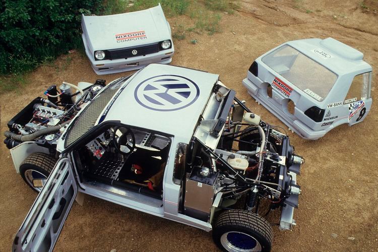 Einzig für Pikes Peak gebaut: der Golf Twin. Er verfügt über je ein 1,8 Liter großes Vierzylinder-Triebwerk vorne und hinten. Jedes leistet 326 PS. Da beide Motoren über ein eigenes Getriebe verfügten, konnte der Golf wahlweise mit Allrad- oder nur mit Front- oder Heckantrieb bewegt werden. Pilot Jochi Kleint lag beim Pikes-Peak-Rennen 1987 bis kurz vor dem Ziel vielversprechend im Bereich der Bestzeit. Doch dann der Schock nur wenige Kurven vor der Ziellinie: Eine winzige Bohrung des Schmiernippels im Achsgelenk, von der ein Riss ausging, führte zum Bruch des Gelenks und damit zum Rennaus. (ERF)