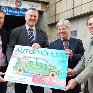 Präsentieren das neue Plakat zum 20. Geraer Autofrühling: (v. li.) Autohändler Andreas Jokisch, Stefan Haase (Geschäftsführer der Kfz-Innung Ostthüringen), Oberbürgermeister Dr. Norbert Vornehm und Autohändler Hans-Jürgen Vogel.