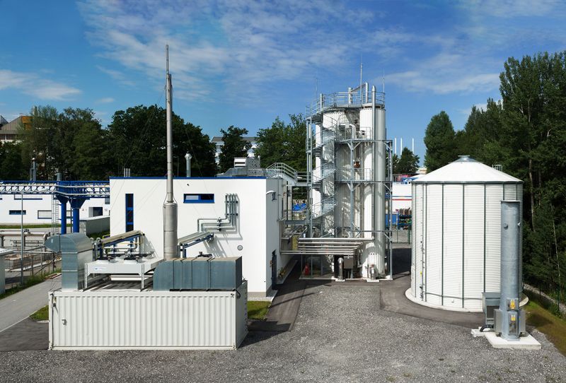 Die Industriekläranlage von Roche Penzberg produziert nach Erweiterung um eine anaerobe Vorstufe und eine eigene Biogasproduktion mehr Energie als sie für die Reinigung der Abwässer aufwendet - sie ist energieautark. (Bild: Roche)