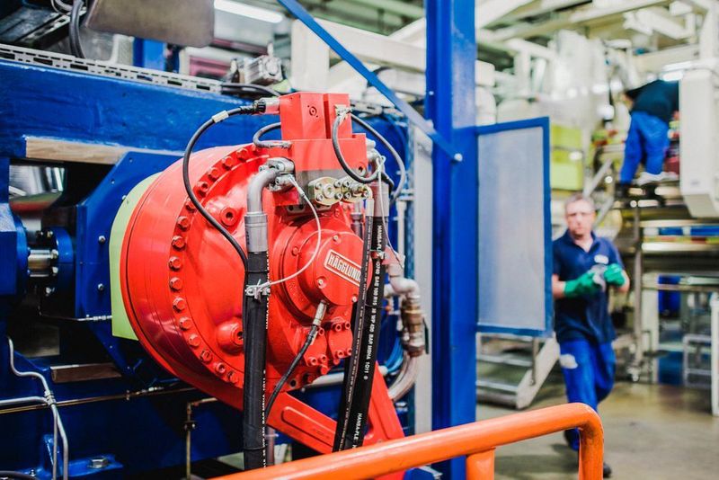 Der in der Maschine verbaute Hägglunds Antrieb von Rexroth wurde um einen Frequenzumrichter erweitert. Dieser sorgt gemeinsam mit der Hydraulikpumpe dafür, dass das Hägglunds Antriebssystem unabhängig von der Last im optimalen Wirkungsgradbereich betrieben wird.  (Bosch Rexroth)