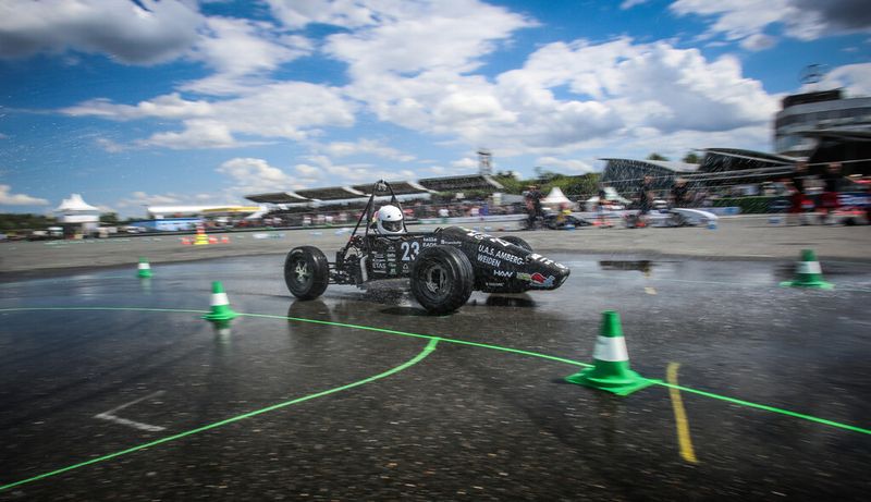 Die Formula Student ist ein internationaler Wettbewerb, welcher auf renommiertenRennstrecken wie Silverstone (UK), Hockenheim (DE) oder auch Györ (HU)ausgetragen wird. Dabei geht es jedoch nicht nur um den Erfolg auf derRennstrecke, es kommt vor allem auf das Gesamtpaket aus Konstruktion undbetriebswirtschaftlicher Planung an. (Bild: Leitstritz)