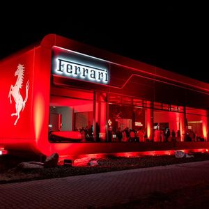 Der neu errichtete Kfz-Betrieb erstreckt sich über eine Gesamtfläche von rund 2.700 Quadratmetern. (Bild: Ferrari)
