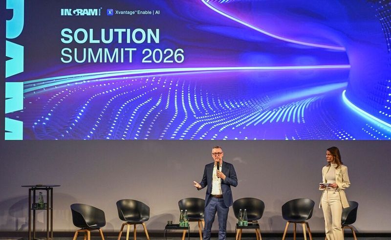 Alexander Maier (Ingram Micro) verabschiedet zusammen mit der Moderatorin des Tages, Franziska Zimmermann, den Solution Summit 2026. (Bild: Vogel IT-Medien GmbH)