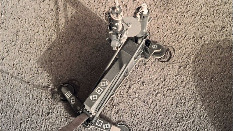 Die Trägerstruktur des HP3-Instruments (Heat Flow and Physical Properties Package) bewegte sich beim Hämmern leicht, wie die kreisförmigen Fußabdrücke des Instruments zeigen.  (Bild: NASA/JPL-Caltech)