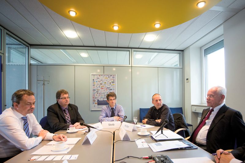 Die Expertenrunde diskutiert in der Redaktion elektrotechnik: Offene Lösungen verschieben die Verantwortung. (Bilder: elektrotechnik/Gollin)