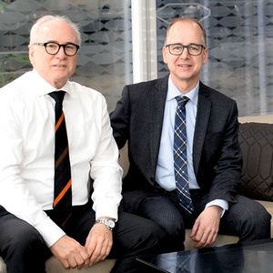R&S-Geschäftsführer Reinhold Krause (li.) und Borgers-Geschäftsführer Dr. Herbert Daldrup testen das exklusive Ledersofa in der Vignale Lounge.