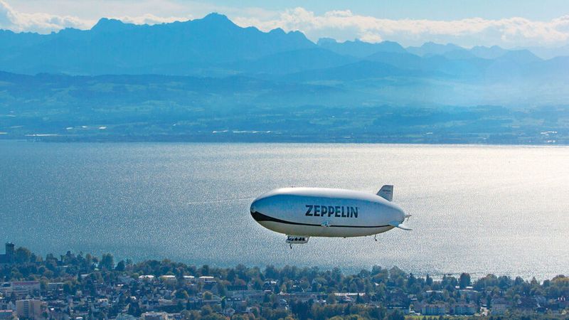 Mit seinen Schwenkpropellern erreicht der Zeppelin NT eine Geschwindigkeit von 125 km/h und kann sogar rückwärts fliegen.(Bild:  Achim Mende)