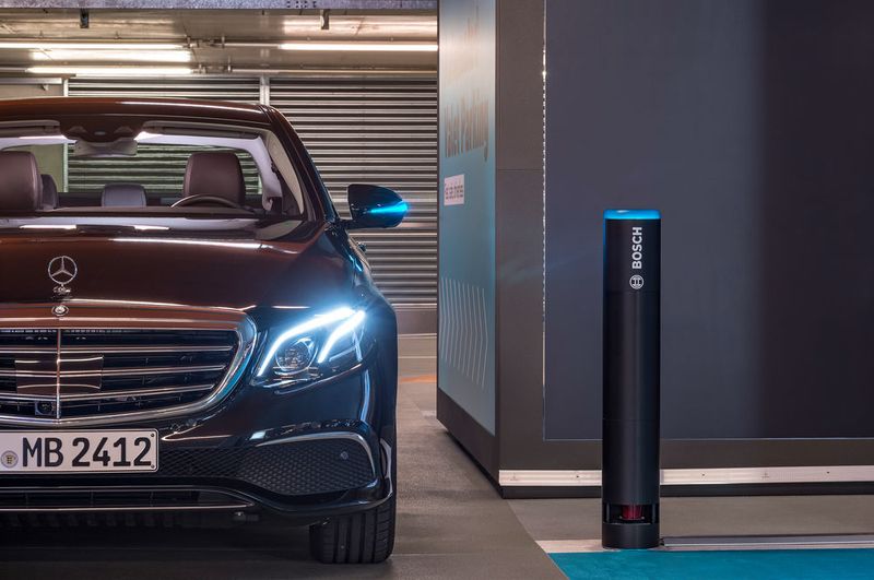 Das Auto fährt selbstständig zur Pick-Up-Area, wo der Fahrer das Steuer übernehmen kann. (Bosch)