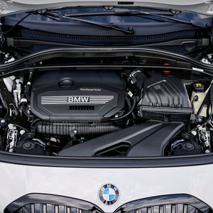 Unter der Haube des BMW 128 ti werkelt eine abgespeckte Version des Vierzylinder-Turbo-Triebwerks aus dem M 135i. Statt über 300 PS leistet es 265 PS.(Bild:  BMW)