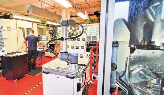 Beim Anbieter für Satellitentechnik Thales lastet der Dreischichtbetrieb die CNC-Maschine um 50 Prozent stärker aus als die Produktion in zwei Schichten ohne Cobot.(Bild:  Thales)