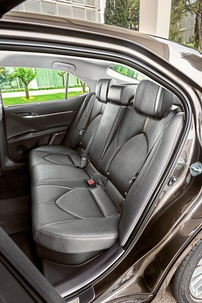 Die Fondpassagiere haben viel Beinfreiheit im Camry. (Toyota)