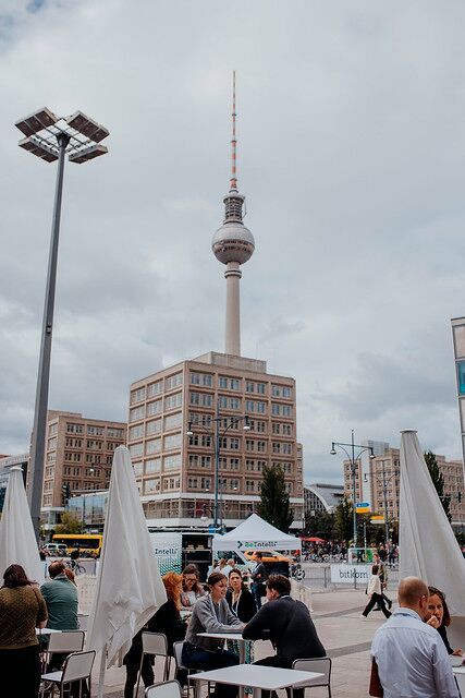Die Bitkom-Konferenz hat am Alexanderplatz in Berlin direkt neben dem Fernsehturm stattgefunden. (Bild:  Jakob Jung)